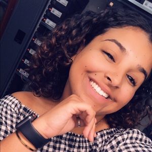 Meet your Posher, Maura